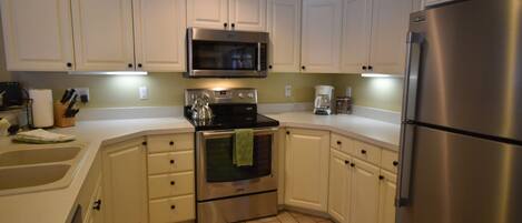 House | Private kitchen | Stovetop, dishwasher, cookware/dishes/utensils