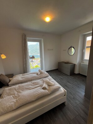 2 chambres, fer et planche à repasser, lit de bébé portatif