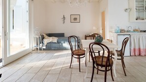 A bright living room with a dining area, a chandelier, and a kitchen with a sink and cabinets. - Exclusive villa with pool, external kithchen, in Marsala, Sicily (Marsala)