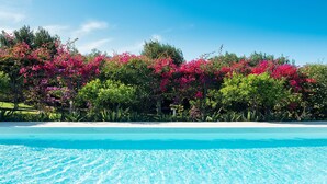 A clear blue pool with a white sandy beach and lush greenery in the background. - Exclusive villa with pool, external kithchen, in Marsala, Sicily (Marsala)