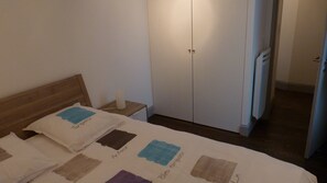 1 Schlafzimmer, Schreibtisch, Bettwäsche