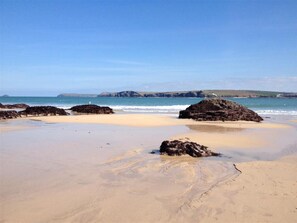 Beach nearby - Roswidden on the cliff, overlooking Treyarnon Bay (Treyarnon Bay)