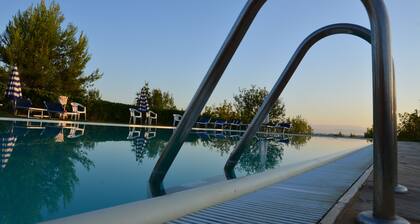 AGRITURISMO-ALLA. ASUNTO 5 hlöä. 2 MAKUUHUONEET 2 KYLPYHUONEET