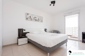 2 bedrooms, iron/ironing board, free WiFi, bed sheets - View of Bassin Port Marianne: parking + terrace ☀☀☀☀☀ (Montpellier)