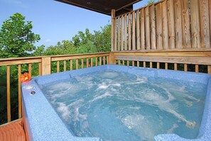 Outdoor spa tub - A Great Escape: Spectacular Mtn View!, Hot Tub, Wifi, 4 miles from Pigeon Forge (Sevierville)