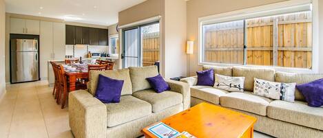 Fernseher, DVD-Player, Bücher, Videothek