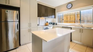 ثلاجة، ميكروويف، فرن، موقد طهي مسطح