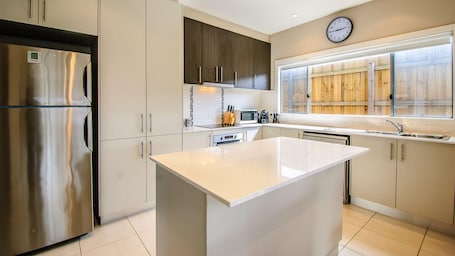 Fridge, microwave, oven, stovetop. High Tide - sleeps 8