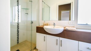 Shower, hair dryer - High Tide - sleeps 8 (Cowes)