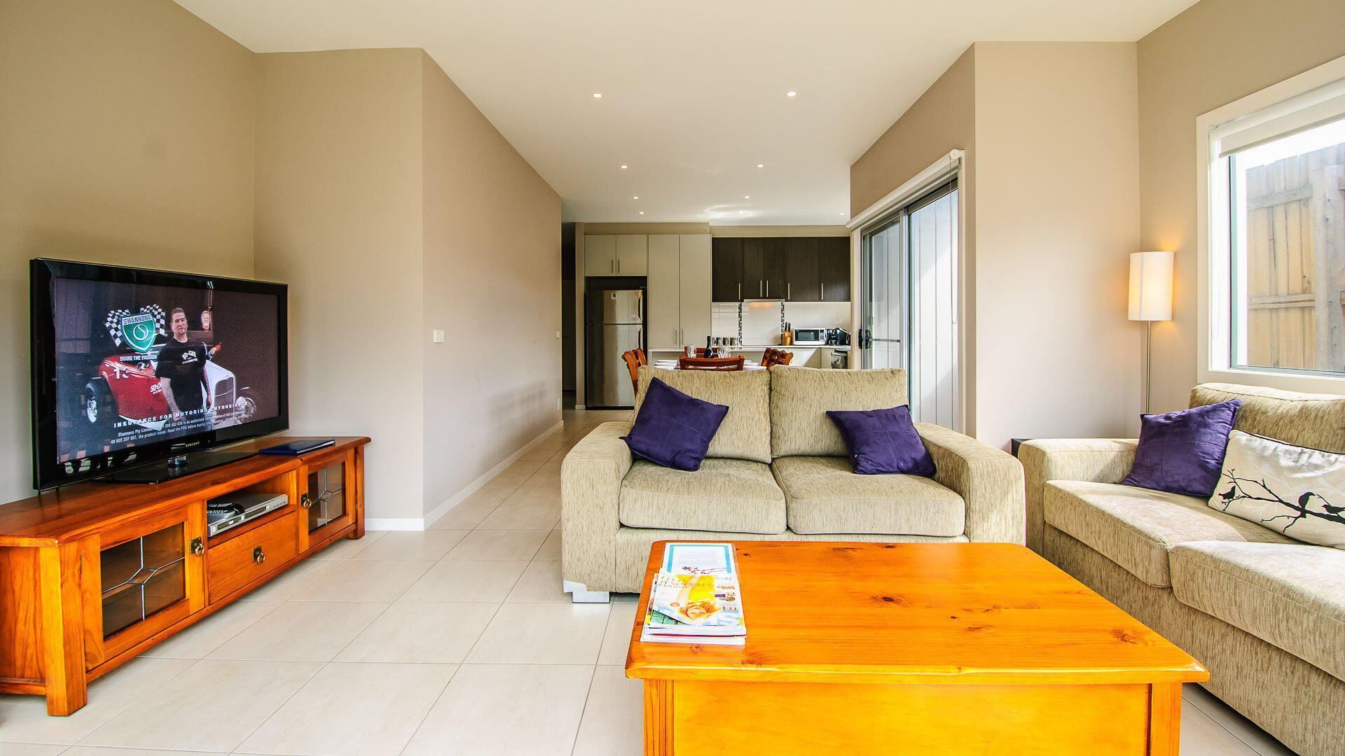 Fernseher, DVD-Player, Bücher, Videothek