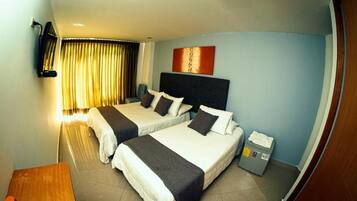 Executive-Dreibettzimmer, Mehrere Betten, Nichtraucher | Zimmersafe, Schreibtisch, laptopgeeigneter Arbeitsplatz