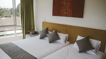 Executive-Vierbettzimmer, 2 Doppelbetten, Nichtraucher | Zimmersafe, Schreibtisch, laptopgeeigneter Arbeitsplatz