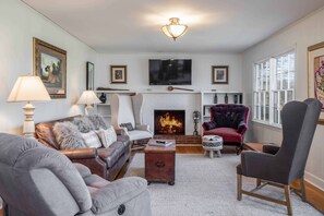 TV, caminetto, lettore DVD, tavolo da ping pong