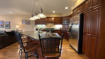 Condo (MH153) | Cocina privada | Refrigerador