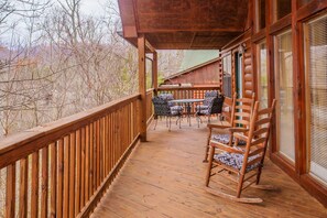 Terrace/patio - Dancing Bears Den: Mountain View, near Dollywood and Attractions, Resort Swimming Pool, Hot Tub, etc (Sevierville)