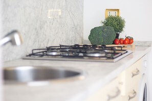 Frigorifero, forno, piano cottura, macchina per tè/caffè