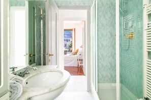Dusche, Haartrockner, Bidet, Handtücher