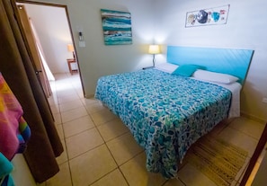 2 chambres, bureau, fer et planche à repasser, lit de bébé portatif