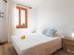 2 slaapkamers, een strijkplank/strijkijzer, internet, beddengoed