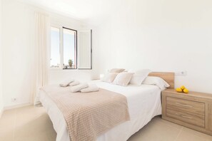 2 bedrooms, iron/ironing board, internet, bed sheets