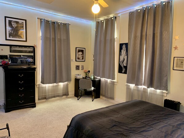 2 bedrooms, desk, iron/ironing board, WiFi