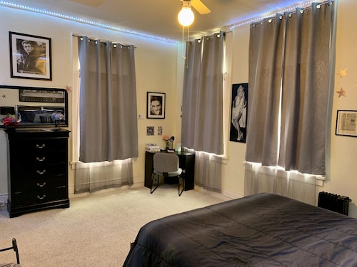 Classic & Charming Downtown Loft