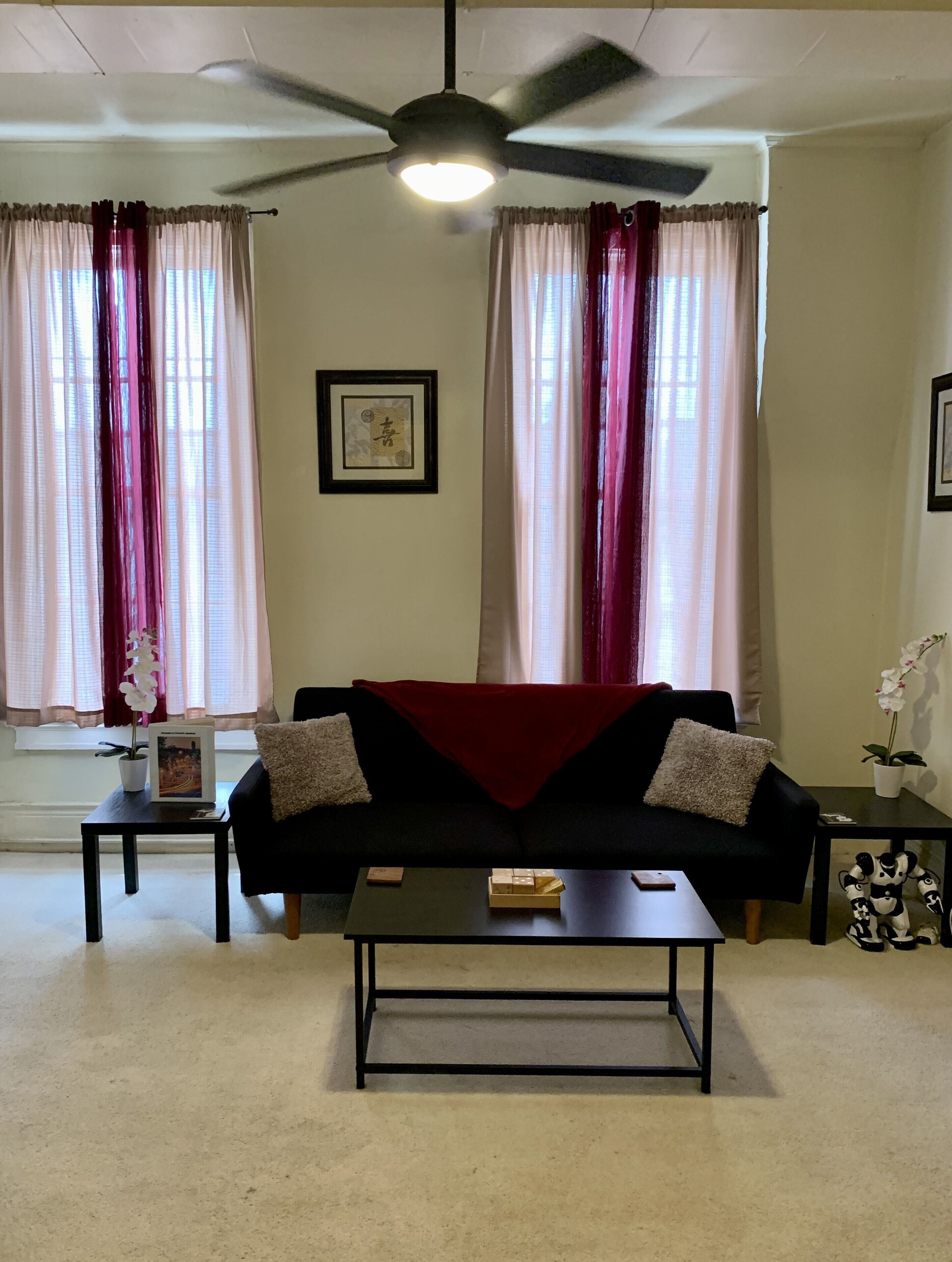 Smart TV, livros, escritórios