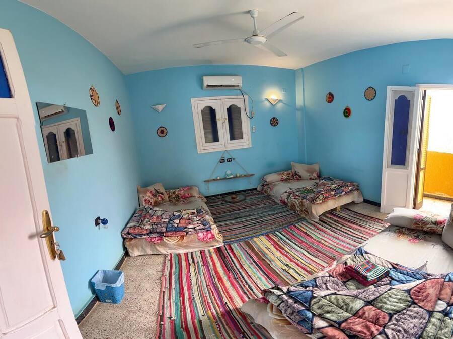 Habitación triple básica, vistas a la montaña | Tabla de planchar con plancha, wifi gratis, ropa de cama