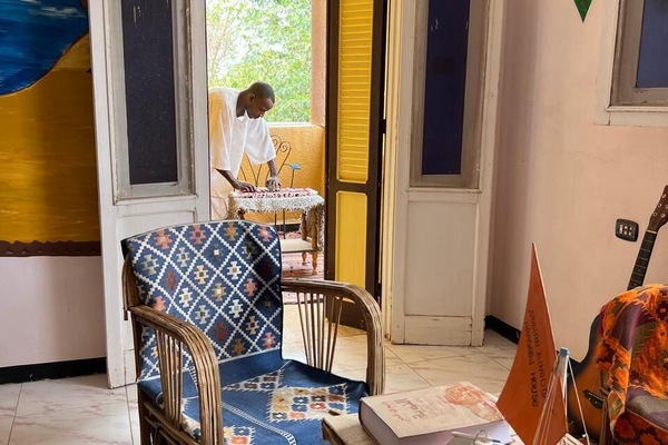 Tabla de planchar con plancha, wifi gratis, ropa de cama