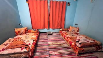 Basic Triple Room, 3 Twin Beds | Iron/ironing board (on request), WiFi (free), bed sheets