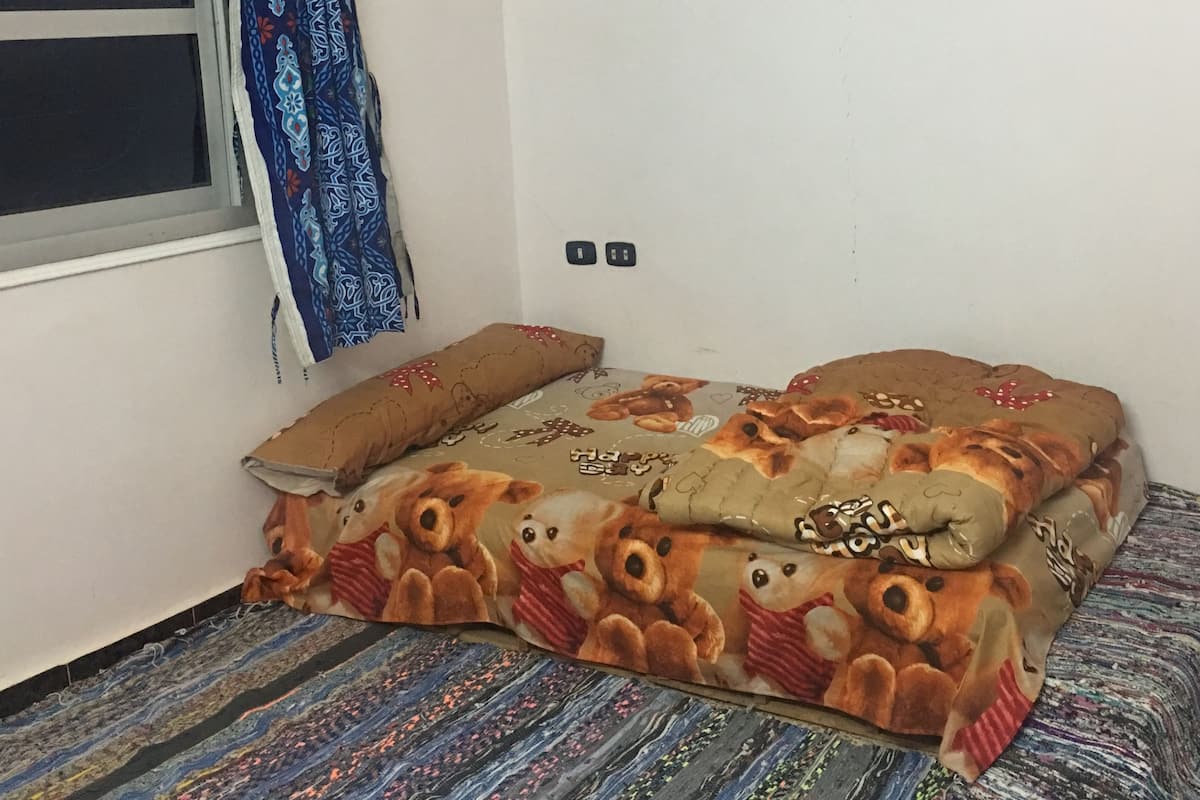 Tabla de planchar con plancha, wifi gratis y ropa de cama