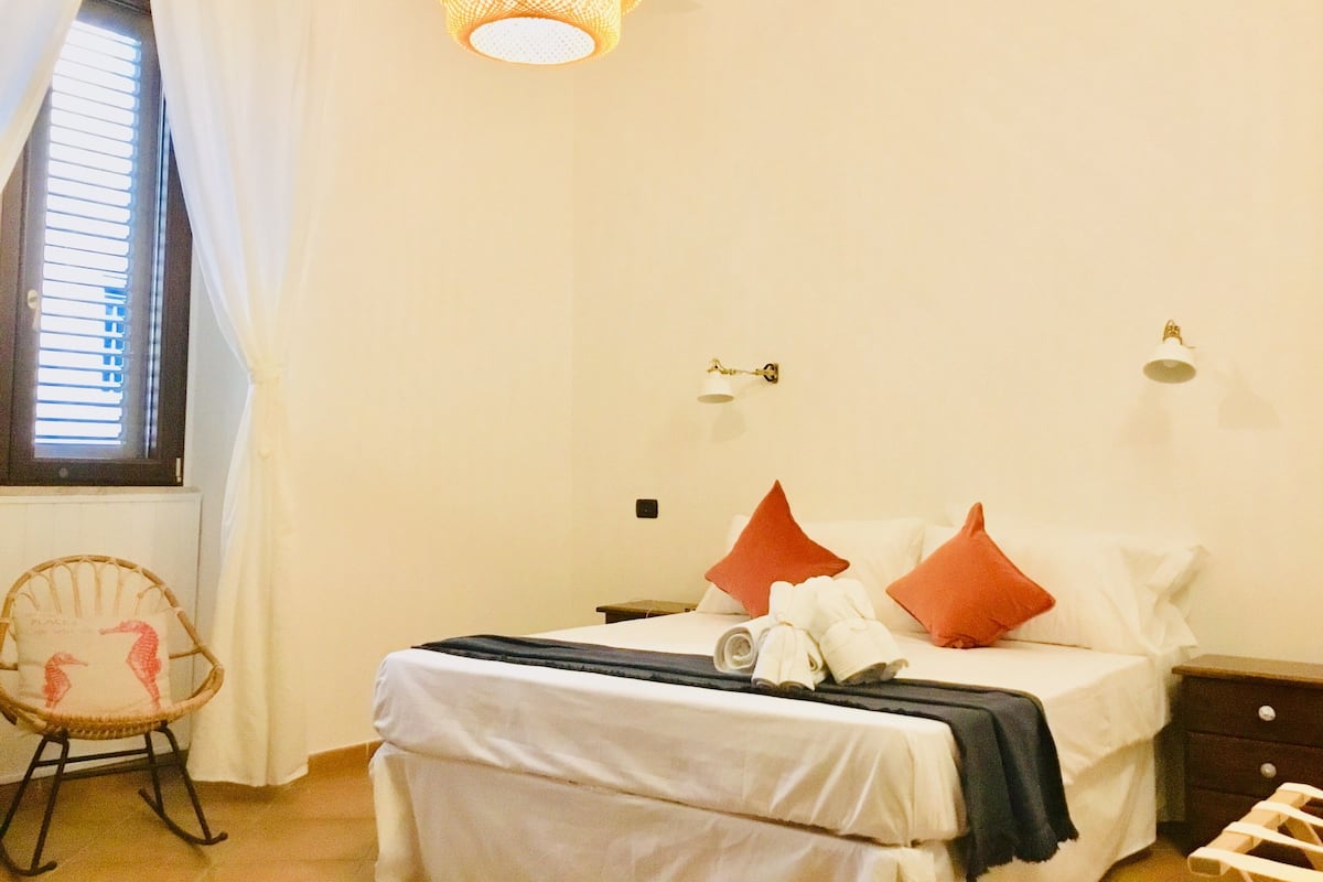 Habitación estándar doble, 1 cama de matrimonio, no fumadores, vistas al patio | 2 dormitorios, ropa de cama de alta calidad, colchones viscoelásticos