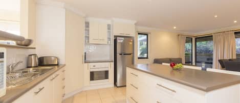 Microonde, forno, piano cottura, lavastoviglie