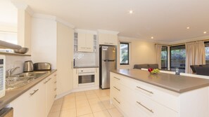 Microondas, horno, placa de cocina y lavavajillas