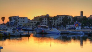 Un port de plaisance avec des bateaux amarrés au coucher du soleil.