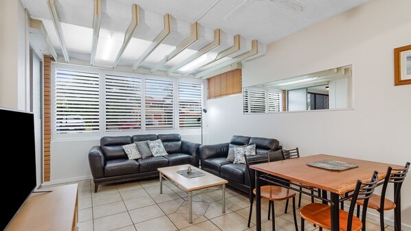 Interior - Blue Pacific 1 Beachside neat and tidy unit in Tugun (Tugun)