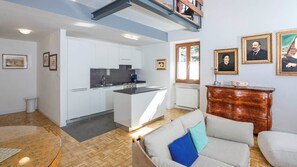 TV, books - BEUST HOUSE - EDWIGE - Loft loft with balcony overlooking the lake (Nago-torbole)