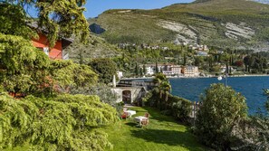 Property grounds - BEUST HOUSE - EDWIGE - Loft loft with balcony overlooking the lake (Nago-torbole)