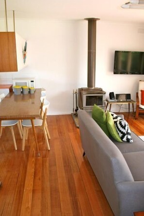 TV, DVD player - This delightful renovated 3 bedroom property sits on the border of Rye... (Rye)