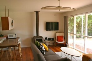 TV, DVD player - This delightful renovated 3 bedroom property sits on the border of Rye... (Rye)