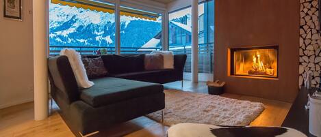 Una televisión, una chimenea