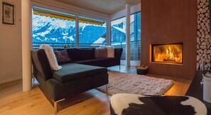 Televisión y chimenea 