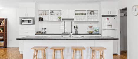 ثلاجة، ميكروويف، فرن، موقد طهي مسطح