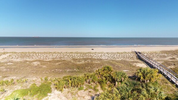 På stranden