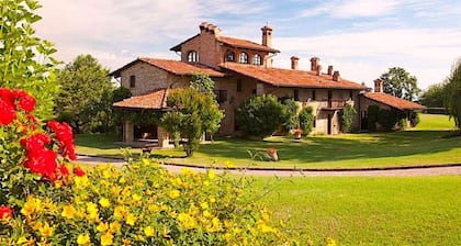 Exclusive villa with 8 x 18 swimming pool, sauna, whirlpool and billiards.