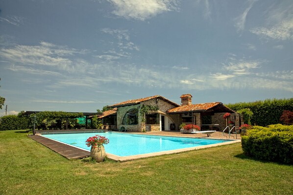 Outdoor pool, sun loungers