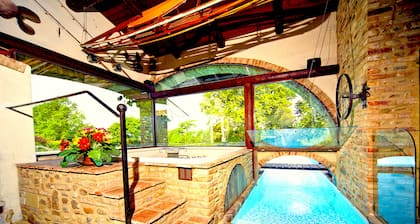 Eksklusiivinen huvila, jossa 8 x 18 uima-allas, sauna, poreallas ja biljardi.