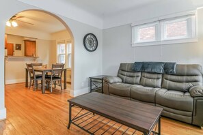 Smart TV, Netflix, Hulu, streaming services