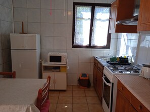 Réfrigérateur, four à micro-ondes, un four, surface de cuisson