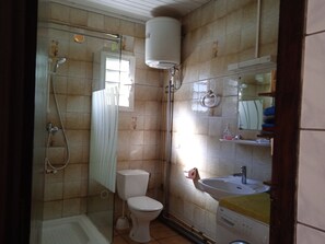 Suihku, hiustenkuivaaja, pyyhkeet, saippua
